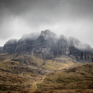 Montagne en Écosse dans la brume et le ciel nuageux devant des prairies. Old Man of Storr