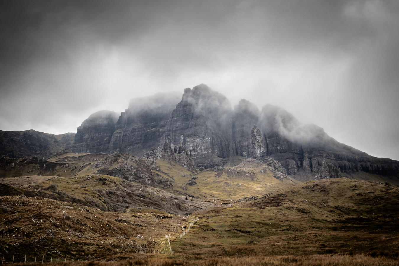 Montagne écossaise dans les nuages île de sky Old man of storr Montagne en Écosse dans la brume et le ciel nuageux devant des prairies. Old Man of Storr