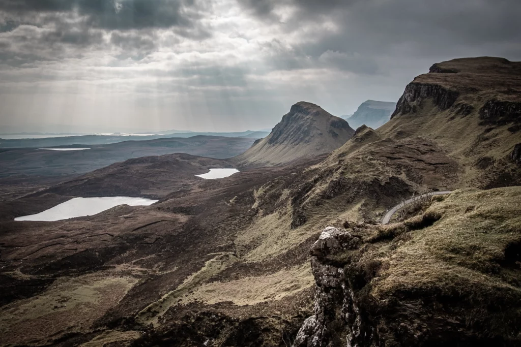 Les lumières d'Ecosse tentant de percer les nuages sur le paysage insolite du Quiraing.