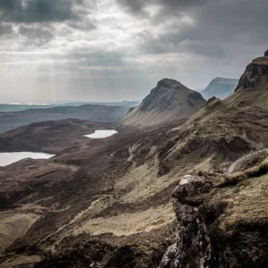 Les lumières d'Ecosse tentant de percer les nuages sur le paysage insolite du Quiraing.